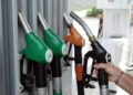 Caro carburanti, Eni fissa un tetto al prezzo di benzina e gasolio. Il governo: “Atto lodevole”