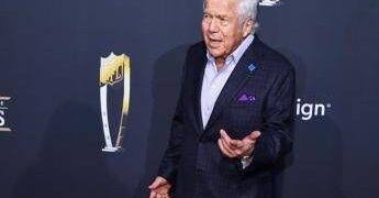 Caso Ed Sheeran, Robert Kraft: “Mi ha chiesto di donare 2 milioni di dollari per aiuti a Gaza”
