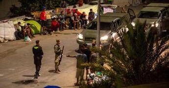 Ceuta, video mostrano militari picchiare migranti: il governo spagnolo apre un’inchiesta