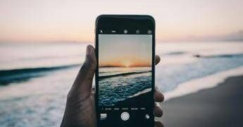 Comscore: l’estate traina lo smartphone. Comparto News a +5,5%, volano Paramount e Disney