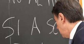 Conte a scuola, il messaggio contro il riarmo: c’è un errore alla lavagna