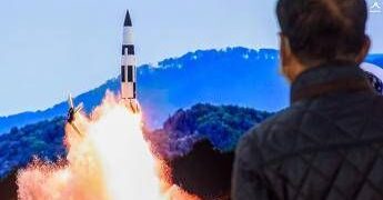 Corea del Nord, testato un nuovo missile ipersonico: “Difficile da tracciare e intercettare”