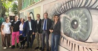 ‘Così bello che… lo vede anche un cieco’, a Roma un murale in rilievo per permetterne la visione anche a ciechi e ipovedenti