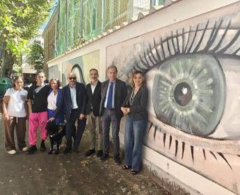 ‘Così bello che… lo vede anche un cieco’, a Roma un murale in rilievo per permetterne la visione anche a ciechi e ipovedenti