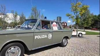 Da Legnano a Milano, la sfilata di auto d’epoca per il numero 1522 per le donne vittime di violenza e stalking