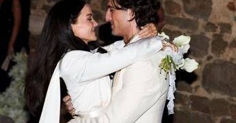 Damiano David, tra le foto del matrimonio spunta… Victoria De Angelis: gli indizi sulla reunion dei Maneskin