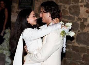 Damiano David, tra le foto del matrimonio spunta… Victoria De Angelis: gli indizi sulla reunion dei Maneskin