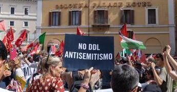 Ddl antisemitismo, legge in aula il 2 ottobre: Pd cerca sintesi, ma è bufera su bandiere di Hamas in piazza