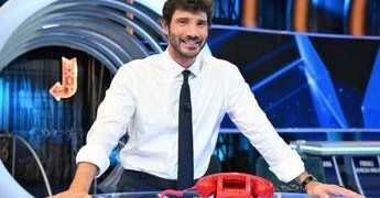 De Martino torna con Affari Tuoi, le novità: dallo studio ‘versatile’ a Tommasino
