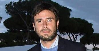 Di Battista, l’operazione a Cuba e il rientro slittato: per ora l’ex M5S non torna in Italia
