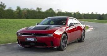 Dodge Charger, la muscle car cambia pelle: elettrica o SIXPACK fino a 670 HP
