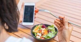 Dopo le vacanze gonfiore e intestino ‘bloccato’? Gli esperti sfatano il mito detox e spiegano cosa fare ﻿