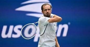 Due uccelli sulla rete e arbitro annulla il punto: furia Medvedev a US Open