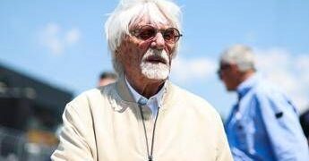 Ecclestone nei guai a 95 anni, fucile sul jet: fermato in Portogallo