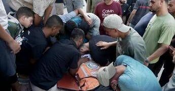 Edificio crolla nella notte a Gaza, almeno 11 morti: “50 bambini tra le 100 persone intrappolate, stavano dormendo”