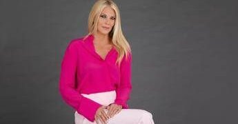 Eleonora Daniele ‘unstoppable’, 50 anni e mille progetti: “La tv urlata non funziona, il pubblico ha bisogno di ascolto”