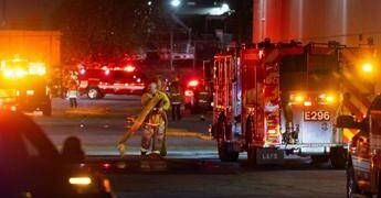 Elicottero di una tv precipita mentre filma un incidente stradale: almeno 3 morti, tragedia a Los Angeles