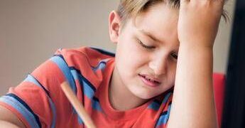 Emicrania, un bambino su 10 ne soffre con effetti sul rendimento: “Farmaci ci sono ma solo per adulti”