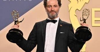 Emmy 2026, 14 premi a ‘Widow’s Bay’. Matthew Rhys e Jean Smart scrivono la storia
