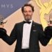 Emmy 2026, 14 premi a ‘Widow’s Bay’. Matthew Rhys e Jean Smart scrivono la storia