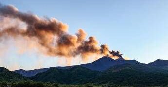 Eruzione Etna, voli sospesi fino alle 14.30 all’aeroporto di Catania