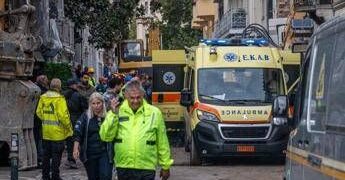 Esplosione e crollo di un palazzo ad Atene, sale a sei il bilancio delle vittime: morta una famiglia di turisti americani