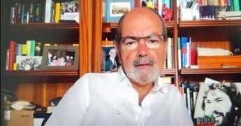 Farmaci, neurologo Stocchi: “Con formulazione a rilascio modificato meno pastiglie per il Parkinson”