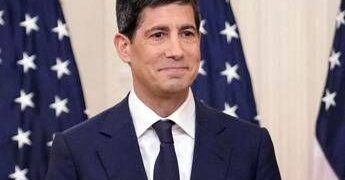 Fed rialza i tassi dello 0,25%. Warsh: “L’economia cresce ma l’inflazione è troppo alta”