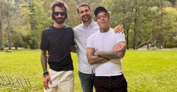 Fedez, vacanza in montagna con fidanzata e figlio. E spunta Leonardo Maria Del Vecchio