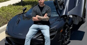 Finisce con la sua McLaren contro un albero e l’auto prende fuoco: morto a 27 anni l’influencer James Wehr