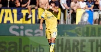 Frosinone-Como 2-0, gialloblù quinti a sorpresa. Il Parma batte il Genoa, prima vittoria per Cuesta