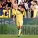 Frosinone-Como 2-0, gialloblù quinti a sorpresa. Il Parma batte il Genoa, prima vittoria per Cuesta