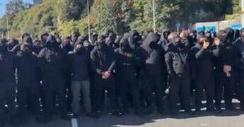 Gb, centinaia di manifestanti incappucciati bloccano Dover: “Fermate le barche dei migranti”