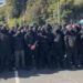 Gb, centinaia di manifestanti incappucciati bloccano Dover: “Fermate le barche dei migranti”