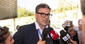 Giorgetti: “Ipotesi flat tax per gli stipendi dei giovani. Pensione a 64 anni? Bisogna garantire equilibrio conti”