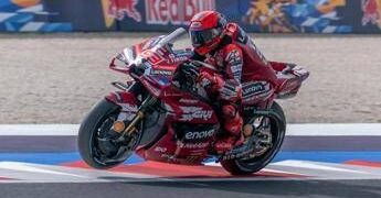 Gp Misano, Marc Marquez domina gara sprint davanti a Bezzecchi: l’ordine di arrivo e come cambia la classifica