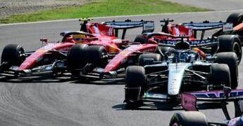 Gp Monza, scintille alla partenza: contatto Leclerc-Hamilton, poi Charles finisce a muro