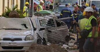 Grecia, crolla palazzina ad Atene: 6 dispersi tra cui 4 turisti