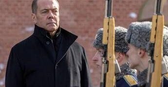 Guerra ibrida, Germania accusa Russia e Medvedev minaccia: “Meriterebbe un attacco diretto”