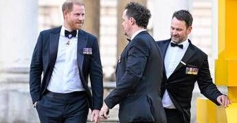 Harry fa la sua prima apparizione pubblica dopo il ritorno a Londra. Meghan non è al suo fianco﻿