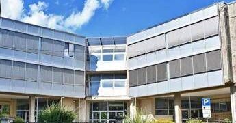 Il Como vola, la scuola vicino allo stadio chiude per costruire… un parcheggio? Il sindaco: “Calcio non c’entra”