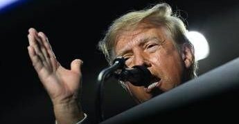 Il Kennedy Center chiude. Trump: “Riapre solo col mio nome”