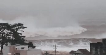 In Giappone il tifone Dujuan fa 4 morti poi si allontana dalla costa orientale: quasi due milioni di evacuati e 6 dispersi