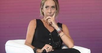 Incidente per Arianna Meloni, polso rotto in vacanza: le foto con il gesso
