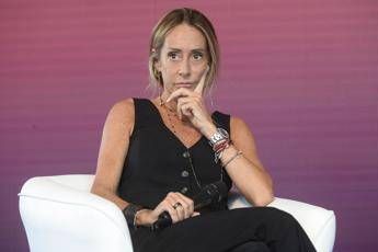 Incidente per Arianna Meloni, polso rotto in vacanza: le foto con il gesso