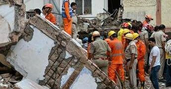 India, 6 morti in crollo edificio a Nuova Delhi: si continua a scavare tra le macerie