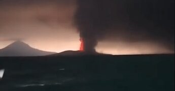 Indonesia, erutta il vulcano Anak Krakatau: chiusi quattro aeroporti, disagi per oltre 270mila passeggeri
