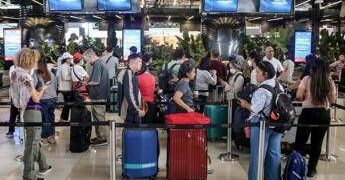Indonesia, italiano bloccato per stop voli: “Chiusi in albergo con 2 bambine, non sappiamo cosa fare”