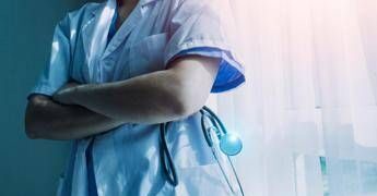 Infermiera va in pensione a 62 anni, ma non le basta: “Guadagno troppo poco”