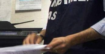 Insetti e vermi in alimenti per bambini, sequestri e una denuncia a Napoli